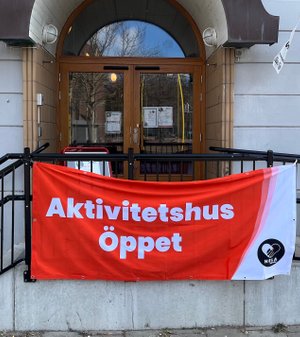 banderoll med aktivitetshus öppet utanför ÖV-huset i Landskrona